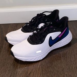 BRAND NEW Nike running shoe